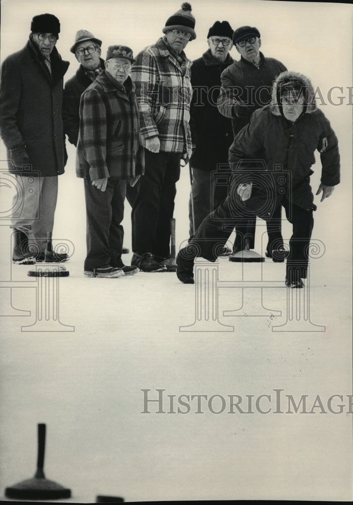 1985 Press Photo The Bavarian curling team practices on Menomonee River parkway- Historic Images