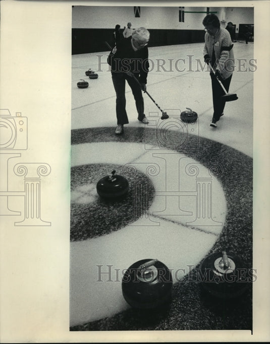 1986 Press Photo Betty Champion,Marie Leupold at Senior Women's Curling bonspiel- Historic Images