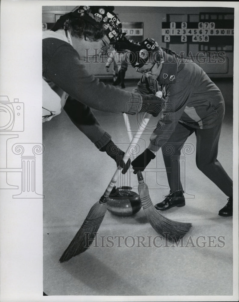 1969 Press Photo Mmes. Eddy &amp; Dunlop apply broom treatment during curling game- Historic Images