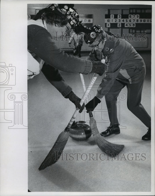 1969 Press Photo Mmes. Eddy & Dunlop apply broom treatment during curling game- Historic Images