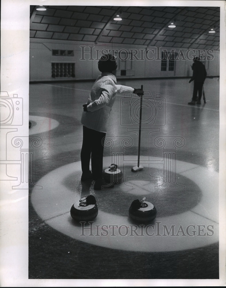 1969 Press Photo Mrs. Norman Hempe of Wauwatosa practices her curling delivery- Historic Images