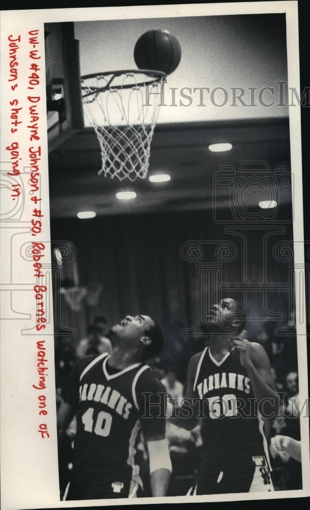 1986 Press Photo UW-W basketball&#39;s Dwayne Johnson, Robert Barnes watch ball- Historic Images