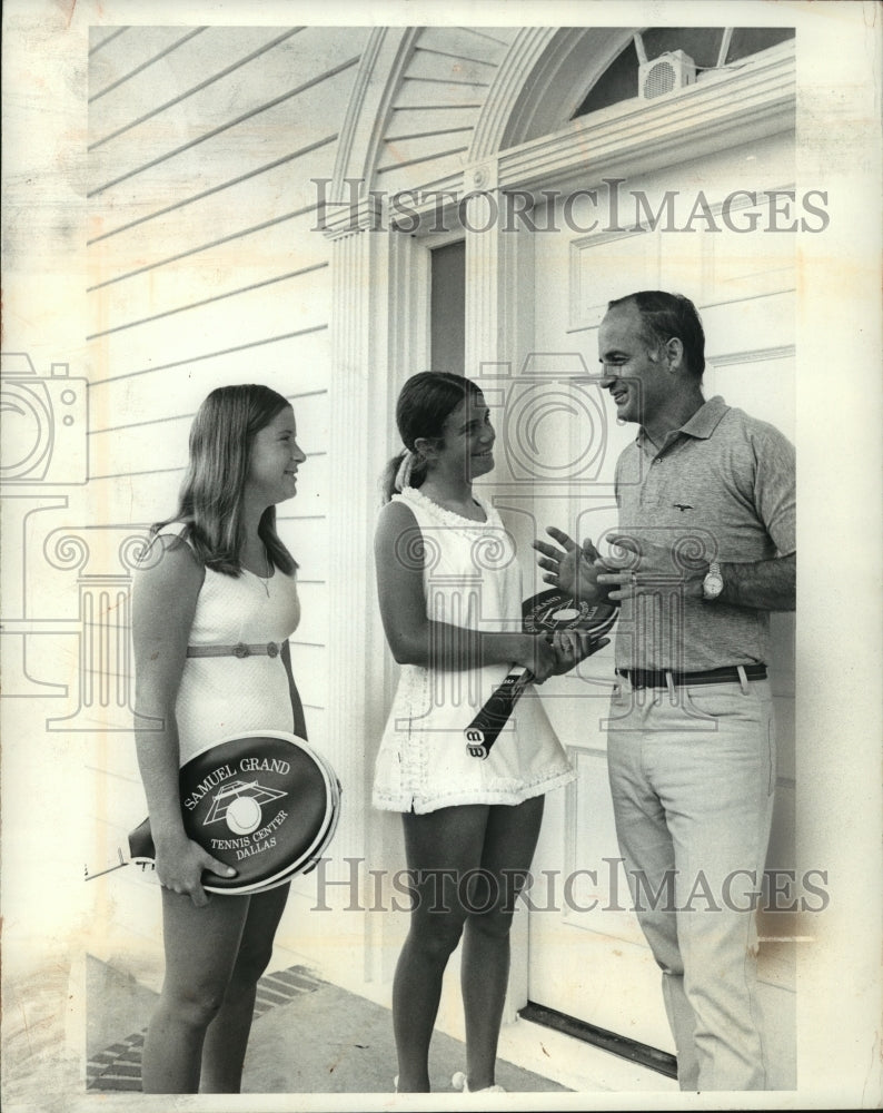 1973 Press Photo Norman Brinker &amp; his tennis player daughters - mjt02608- Historic Images