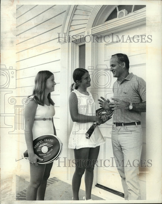 1973 Press Photo Norman Brinker & his tennis player daughters - mjt02608- Historic Images