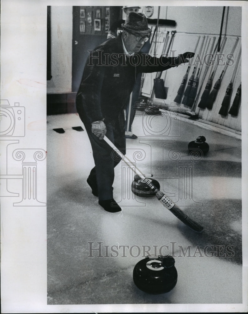 1968 Press Photo Kettle Moraine Curling Club&#39;s Robert Retzlaff Points With Broom- Historic Images