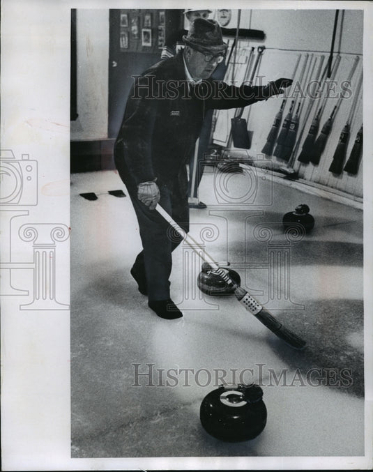 1968 Press Photo Kettle Moraine Curling Club's Robert Retzlaff Points With Broom- Historic Images
