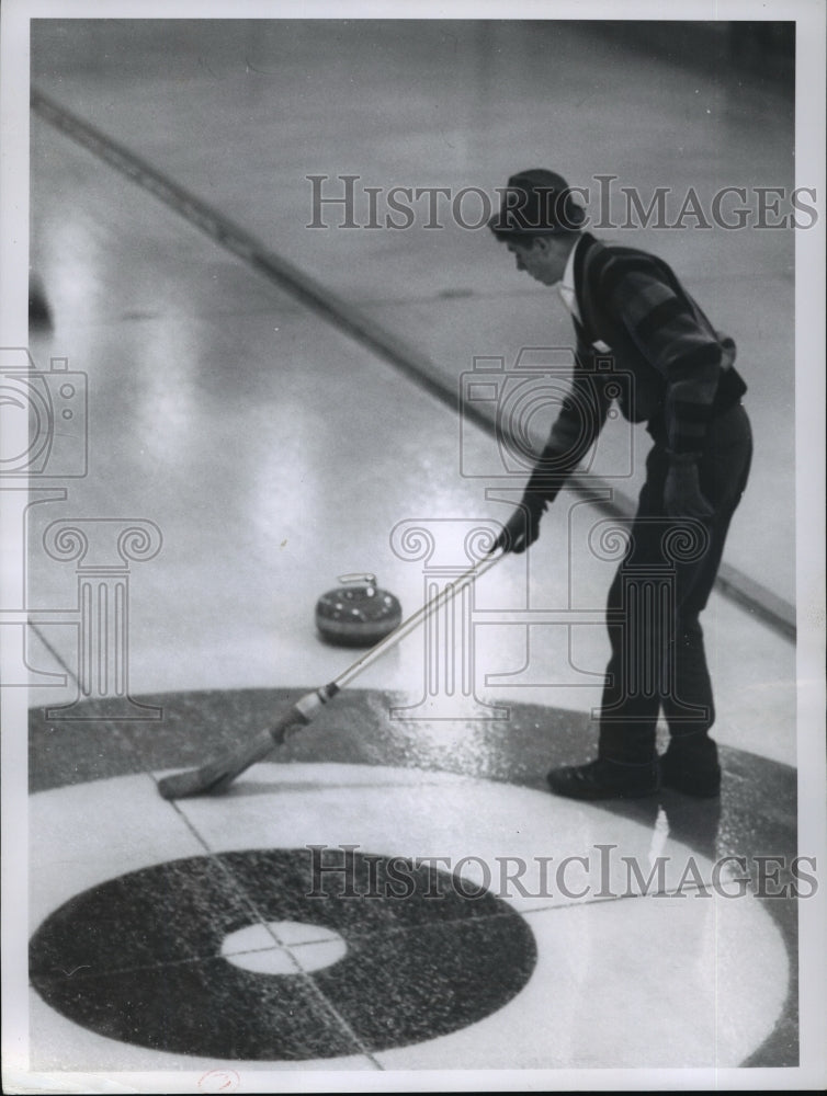 Press Photo Steven Point&#39;s Paul Schultz In Intercollegiate Curling At Appleton- Historic Images