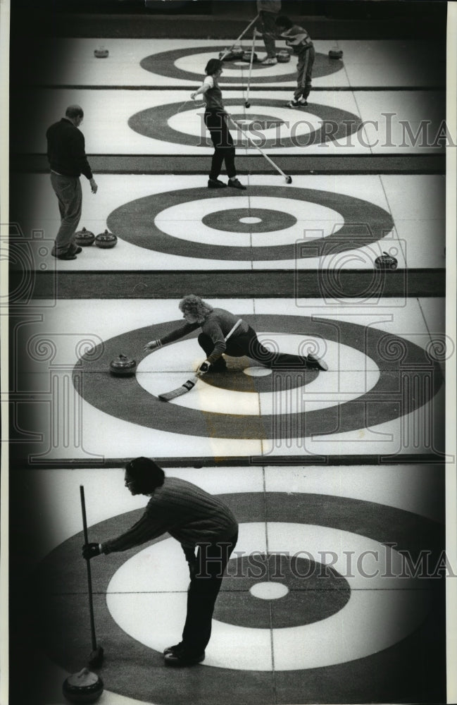 1989 Press Photo United States' Curler Eileen Mickelson Practicing With Others- Historic Images
