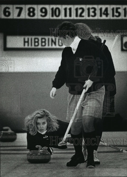 1993 Press Photo Kettle Moraine Curlers Katie Carrera And "Sweepers" Watch Stone- Historic Images