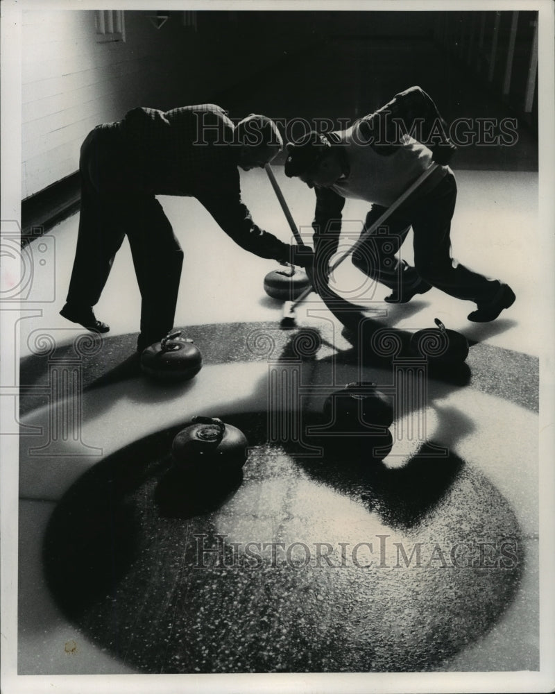 1958 Press Photo Two Curlers Sweep Vigorously As The Stone Approaches The House- Historic Images