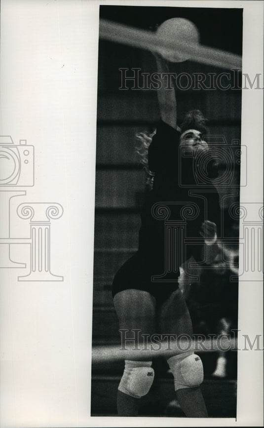 1992 Press Photo Carroll College volleyball's Jodie Schmidt jumps to spike ball- Historic Images