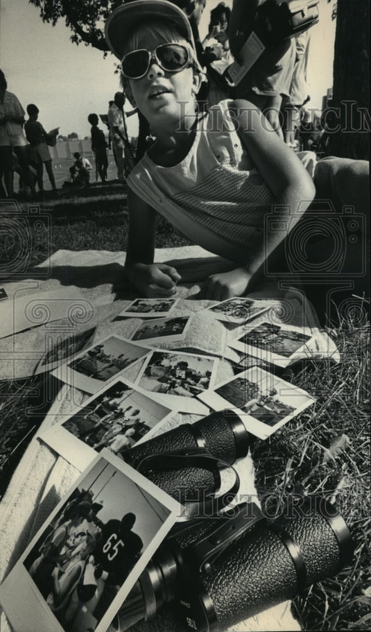 1986 Press Photo Wisconsin's Randy Olson with football's Chicago Bears photos- Historic Images