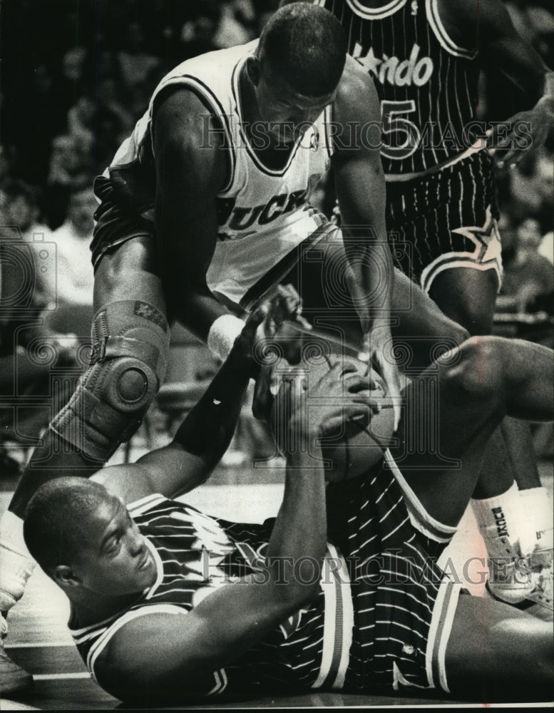 1989 Press Photo Bucks basketball&#39;s Greg Anderson struggles to get loose ball- Historic Images