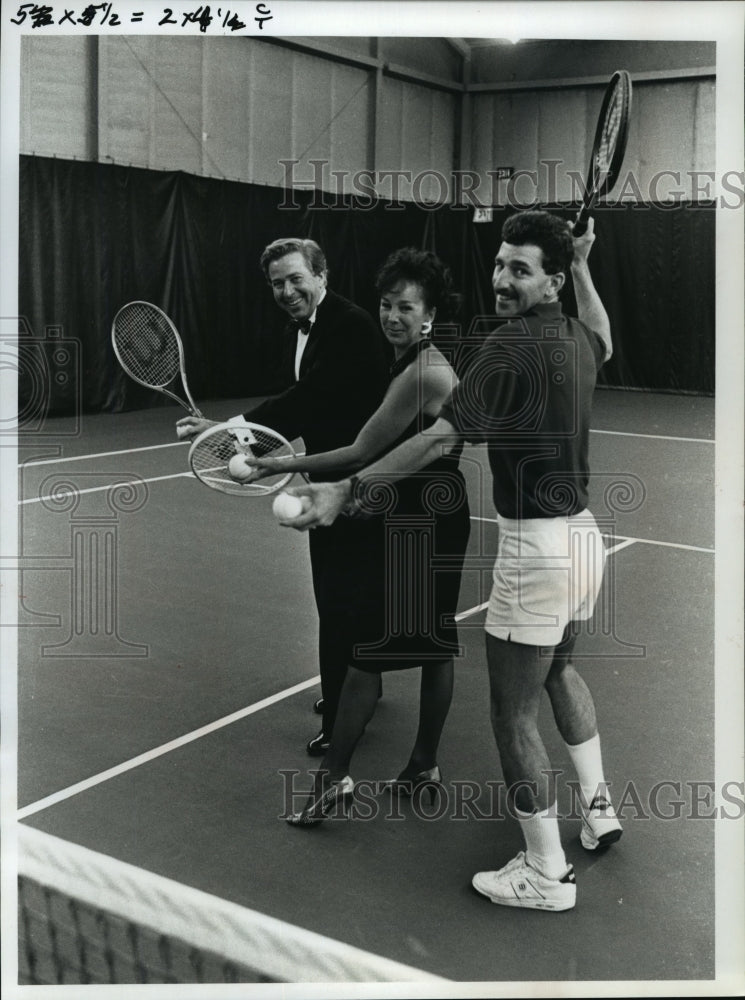 1989 Press Photo Tennis Player Rick Vetter With Organizers Jim And Joanne Murphy- Historic Images