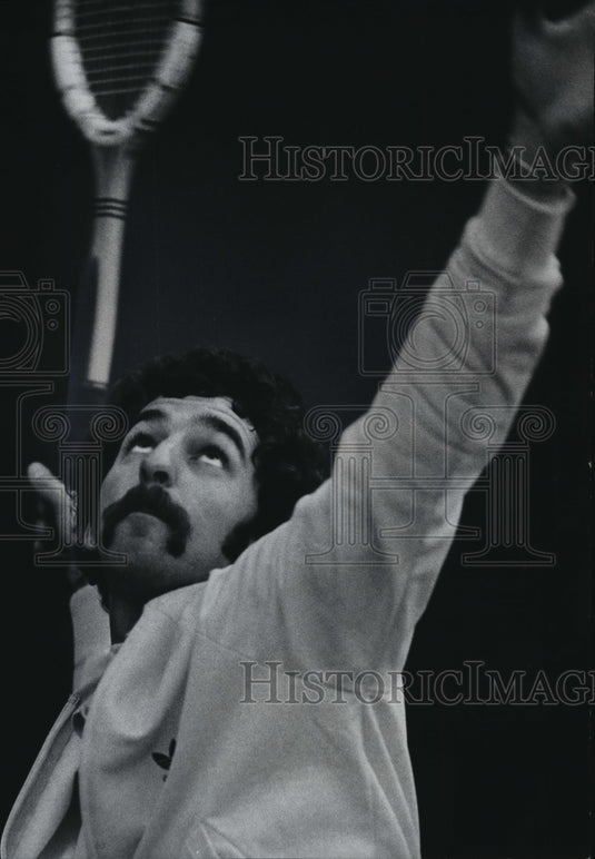 1976 Press Photo Milwaukee Professional Tennis Player Rick Vetter Winds To Serve- Historic Images