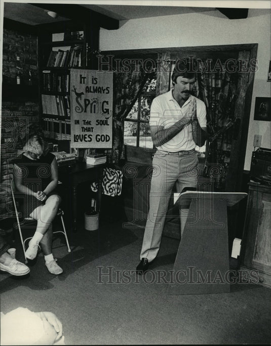 1983 Press Photo Brewers baseball pitcher Rick Waits prays with students- Historic Images