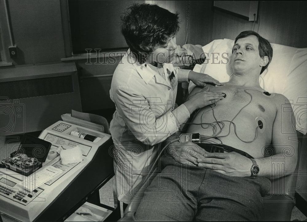 1983 Press Photo Milwaukee Admirals hockey coach Phil Wittliff gets checked-up- Historic Images