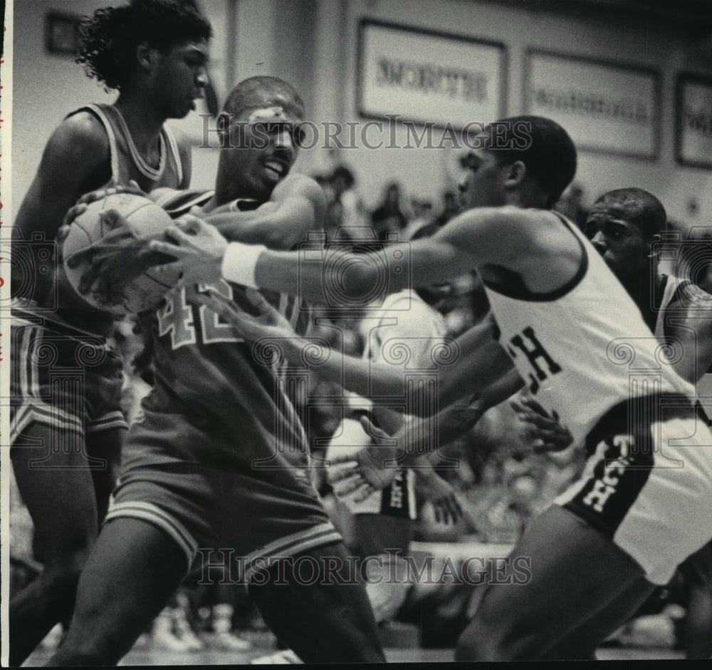 1986 Press Photo Basketball players Robert Berryhill &amp; Eddie Toliver in action- Historic Images