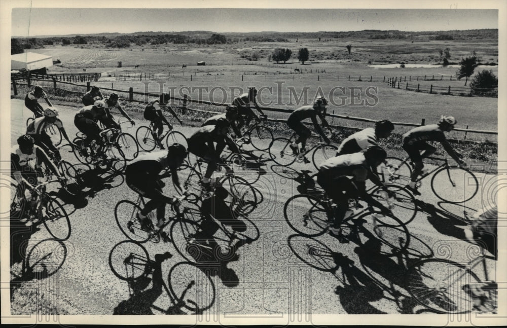 1984 Press Photo Bicycle riders jockeys for position at Saylesville Road race- Historic Images