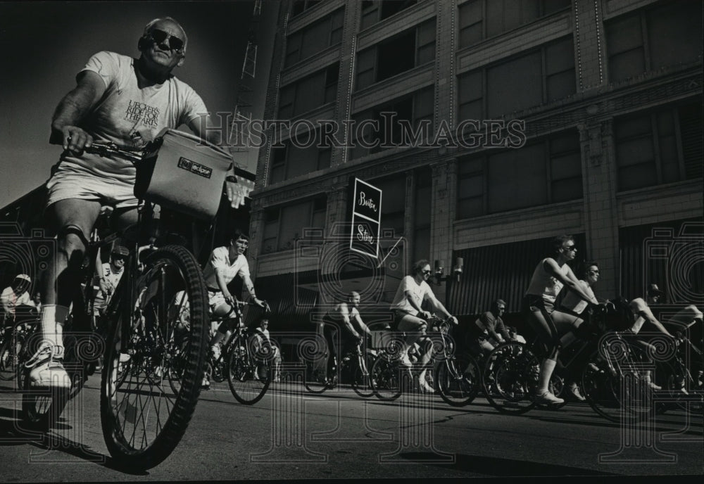 1989 Press Photo Bicycle racers take off during Uecker's Ride for the Arts- Historic Images