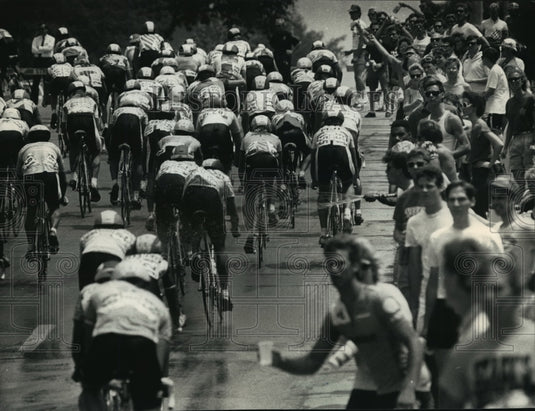 1988 Press Photo Spectators provide bicycle racers with water on hot summer day- Historic Images