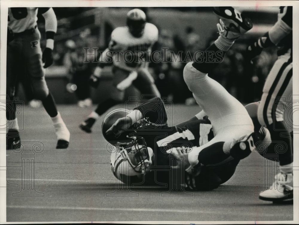 1992 Press Photo Wisconsin quarterback Darrell Bevell injures self during game- Historic Images
