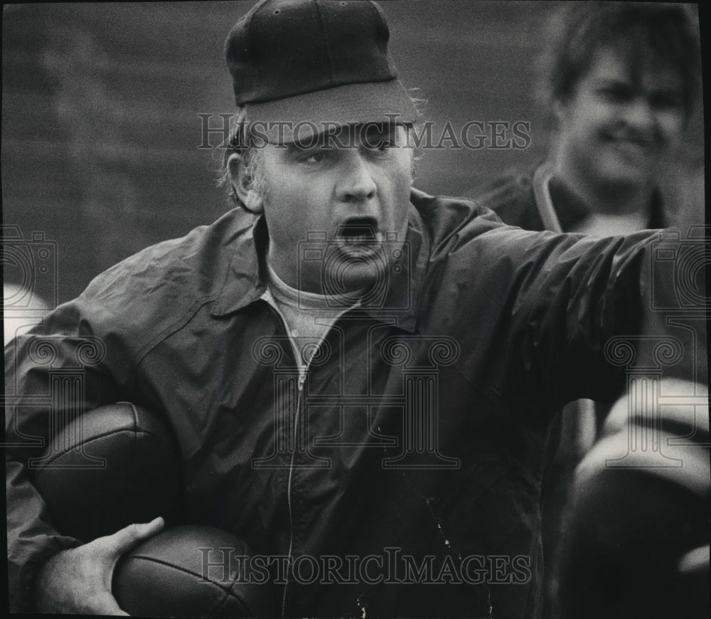 1973 Press Photo Wisconsin Head Football Coach John Jardine At Spring Practice- Historic Images
