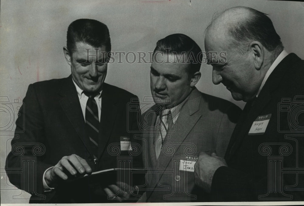 1971 Press Photo Wisconsin football coach John Jardine, company at M.A.C. dinner- Historic Images