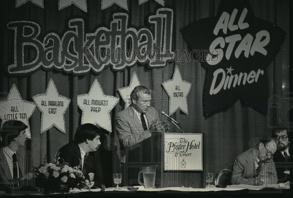 1983 Press Photo Coach Steve Yoder speaks at The Journal&#39;s basketball awards- Historic Images