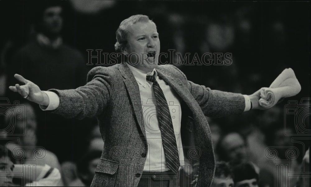 1984 Press Photo Steve Yoder, Wisconsin&#39;s basketball coach, reacts to call- Historic Images