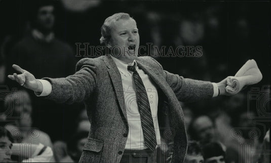 1984 Press Photo Steve Yoder, Wisconsin's basketball coach, reacts to call- Historic Images