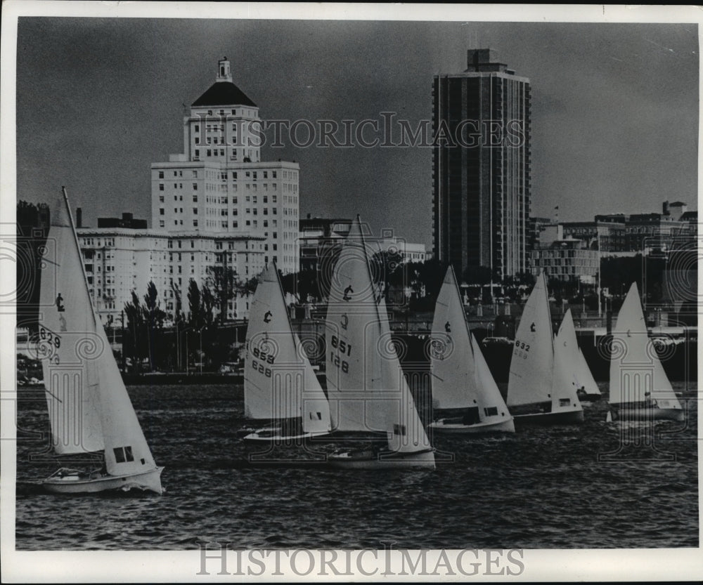 1960 Press Photo Boats race at Milwaukee Yacht Club Junior Sailing Championships- Historic Images