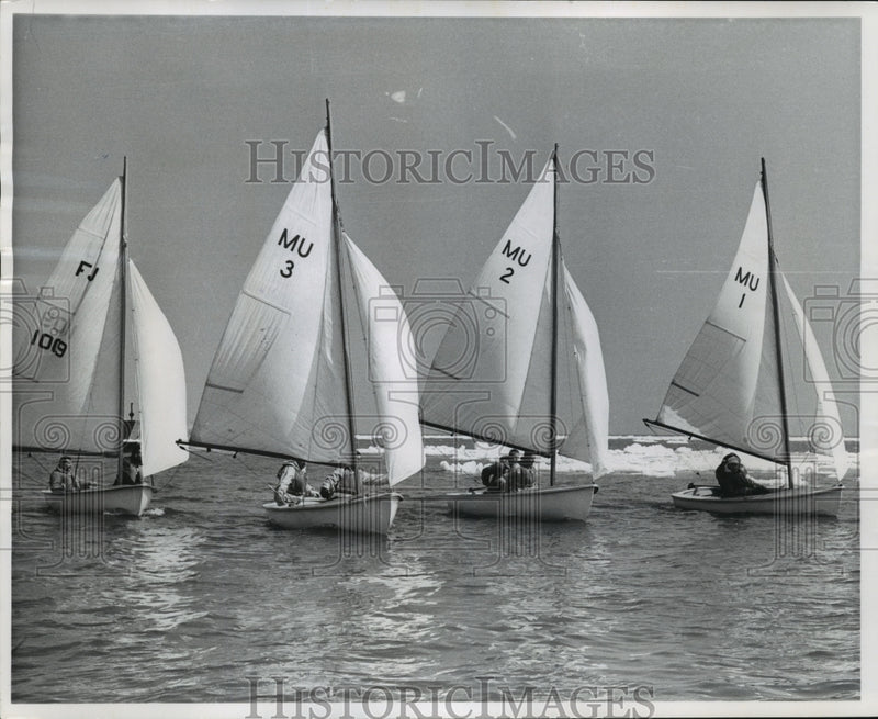 Load image into Gallery viewer, 1962 Press Photo Sailboats line up on Lake Michigan during college regatta
