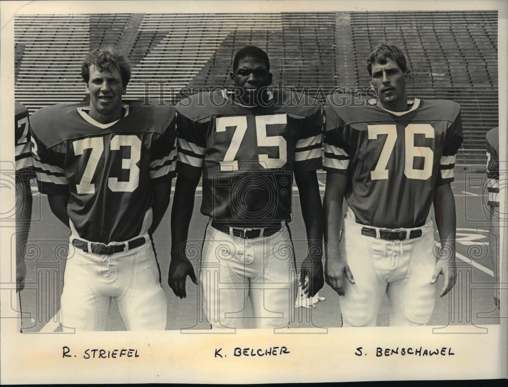 1983 Press Photo Kevin Belcher flanked by his U.W. football teammates- Historic Images