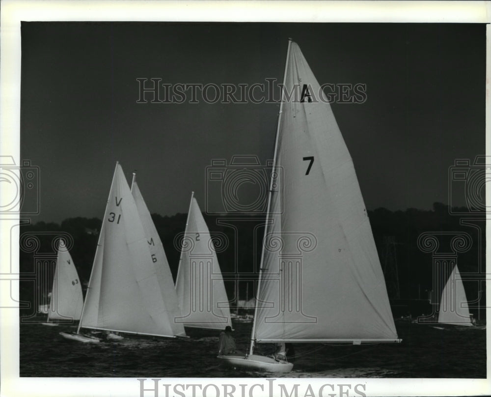 1993 Press Photo Sailboats race at Pewaukee Yacht Club in Wisconsin - mjt03123- Historic Images