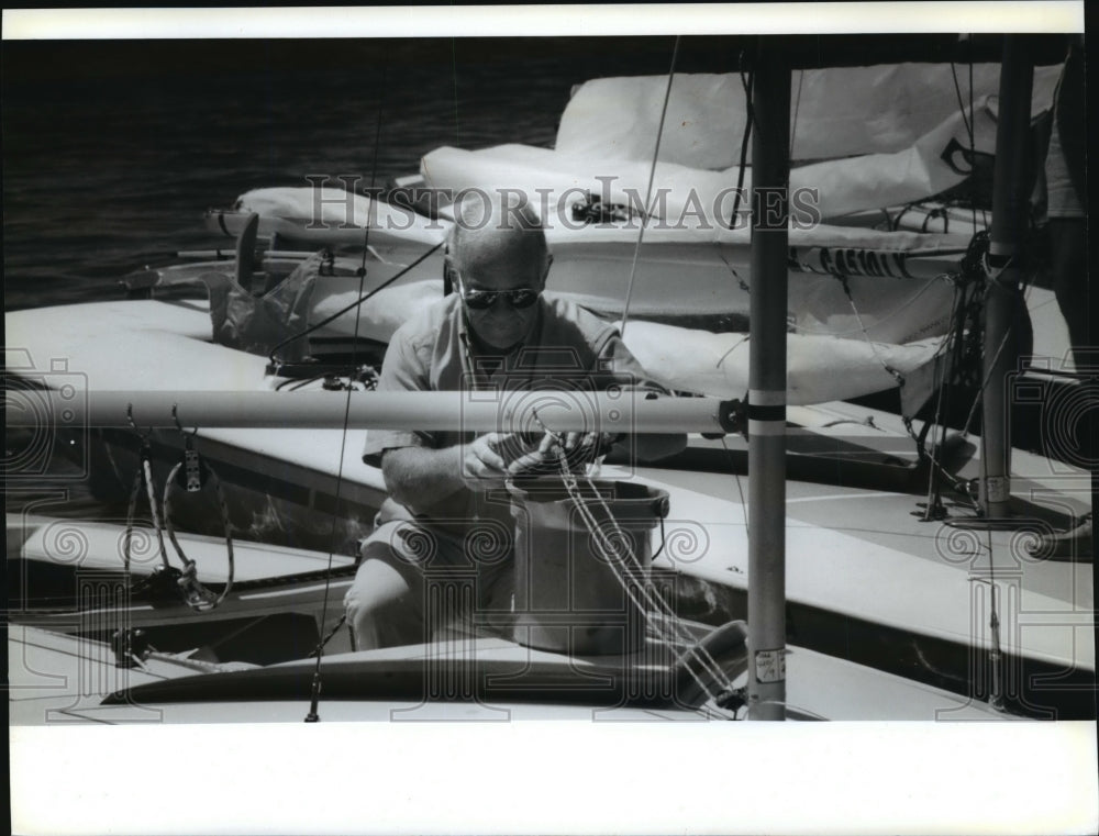 1994 Press Photo Pewaukee Yacht Club Member Mark Conley Works On Racing Sailboat- Historic Images