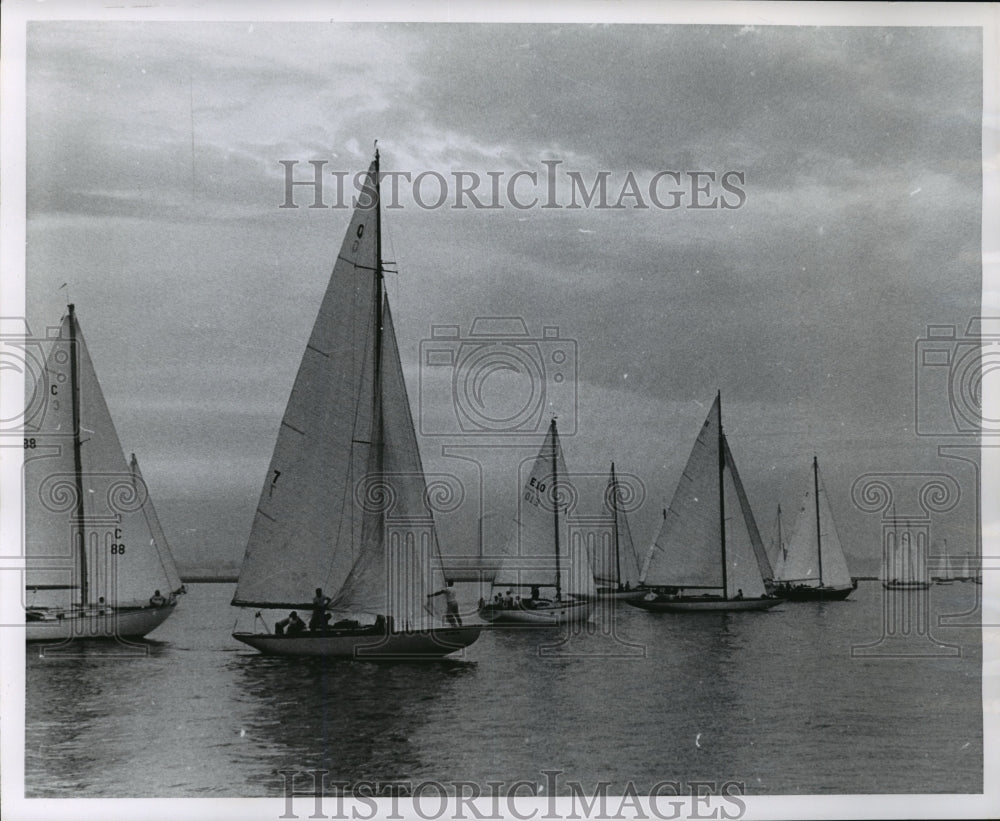 1962 Press Photo Boats wait for Queen&#39;s Cup race to begin on Lake Michigan- Historic Images