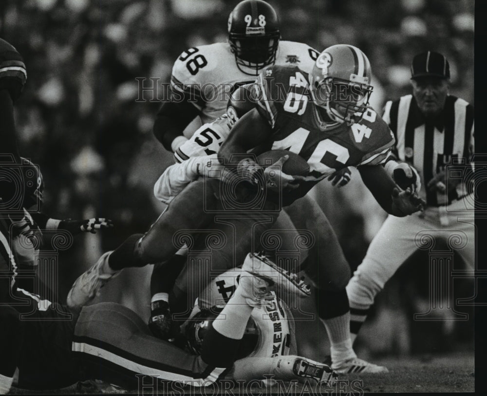1992 Press Photo Vince Workman rushes against the Steelers in football game- Historic Images