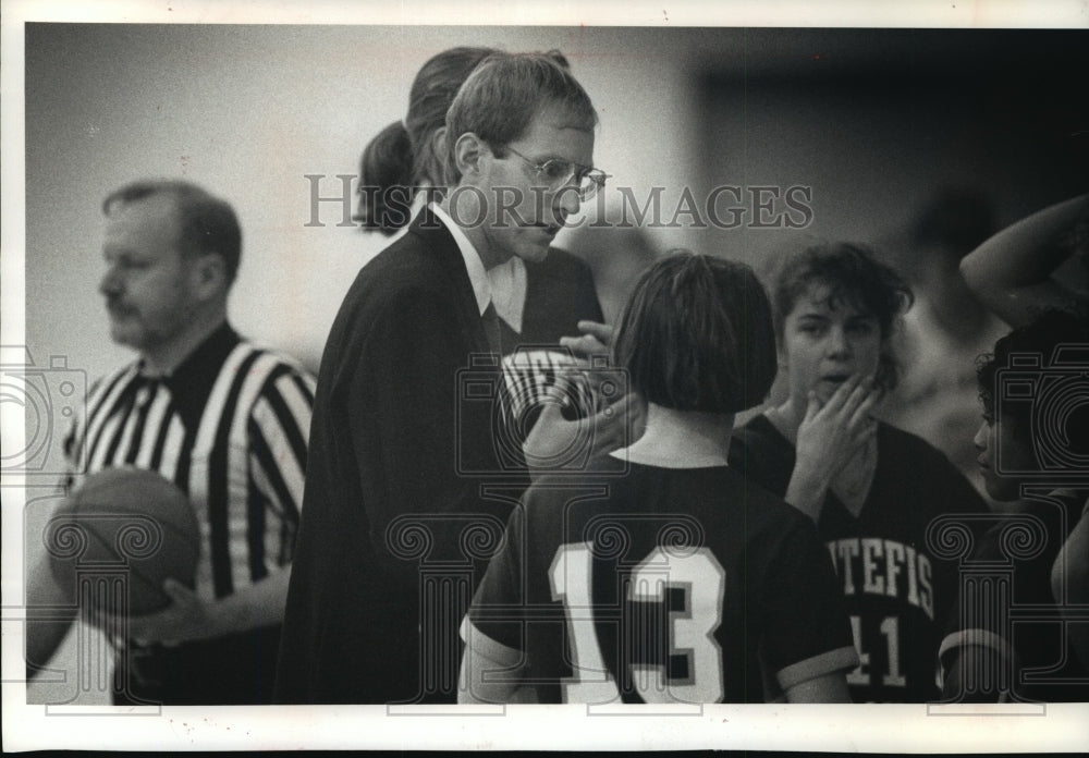 1989 Press Photo Don Laine steps forward to lead the Blue Dukes of Whitefish Bay- Historic Images