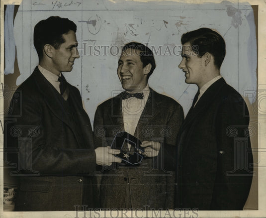 1946 Press Photo Coach Ken Laird gives award to basketball player in Milwaukee- Historic Images