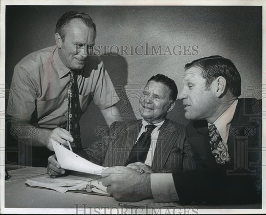 1971 Press Photo Frank Lane and other Milwaukee Brewer brass study roster- Historic Images