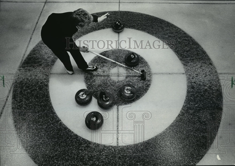 1983 Press Photo Captain Lois Sawyer directs curling teammates in goal area- Historic Images