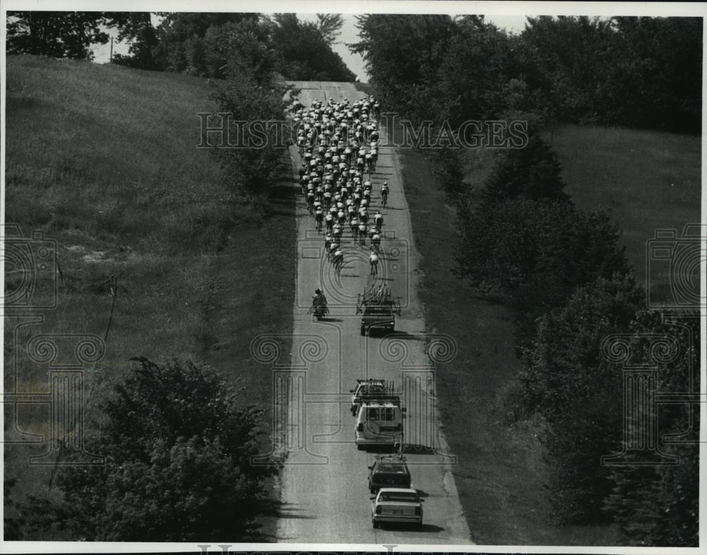 1989 Press Photo Support vehicles follow bicycle racers along Holy Hill roads- Historic Images