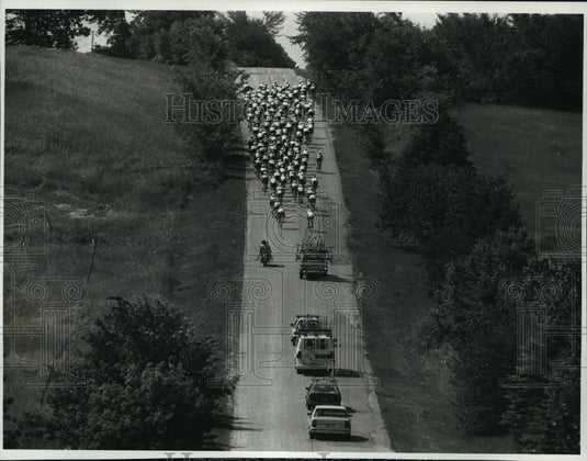 1989 Press Photo Support vehicles follow bicycle racers along Holy Hill roads- Historic Images