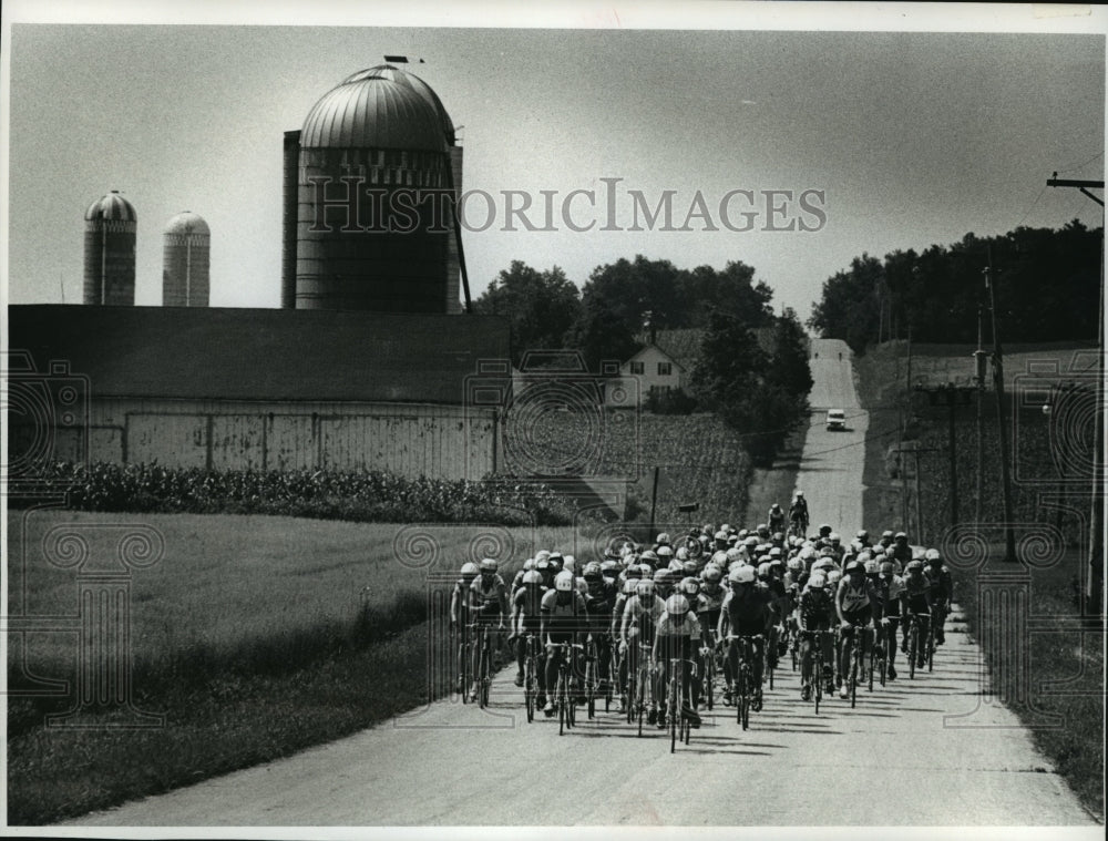 1989 Press Photo Cyclists on Kettle Moraine Drive in Washington County bike race- Historic Images