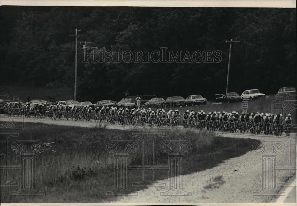 1986 Press Photo Pack of bicyclists in Monches in Waukesha County during race- Historic Images