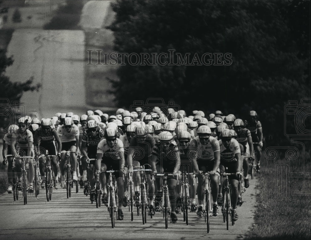 1986 Press Photo Racers bunched together in the Tour of Holy Hill race- Historic Images