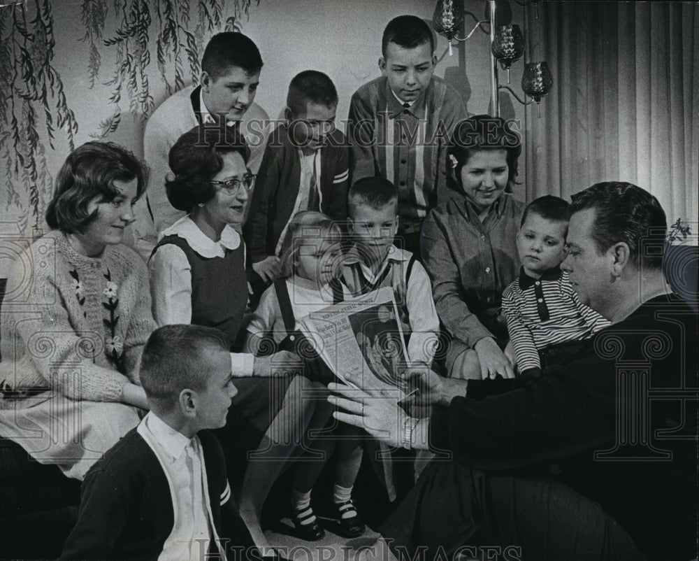 1964 Press Photo Blaine Walsh with wife June and their nine children- Historic Images