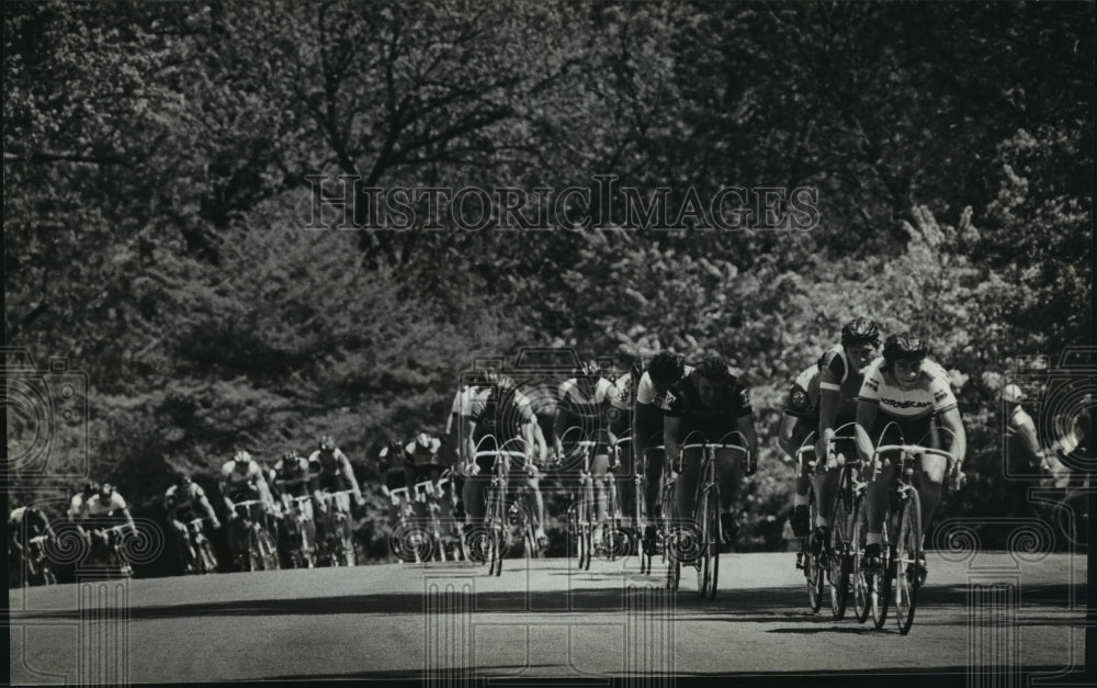 1981 Press Photo Bicycle racers at Lake Park in Milwaukee during bike race- Historic Images