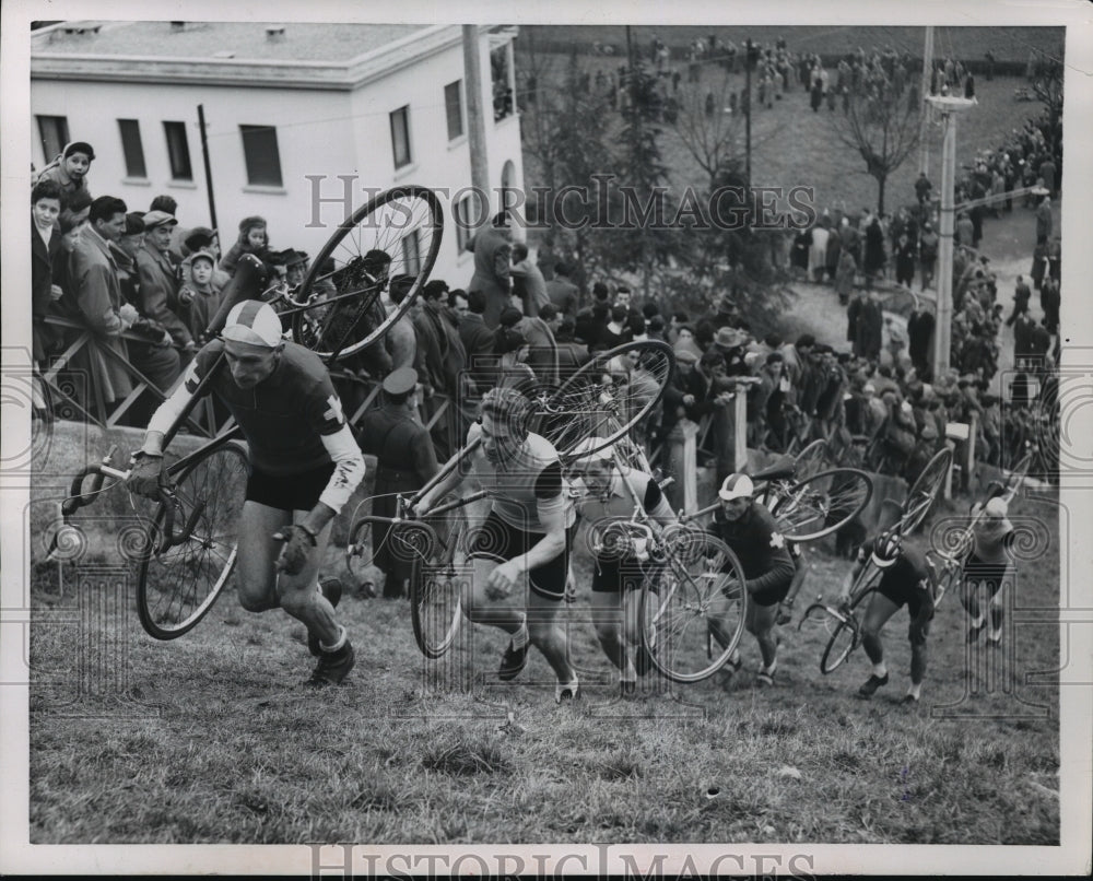 1954 Press Photo Cross-country bicycle racers clim hill at Crenna di Gallarate- Historic Images